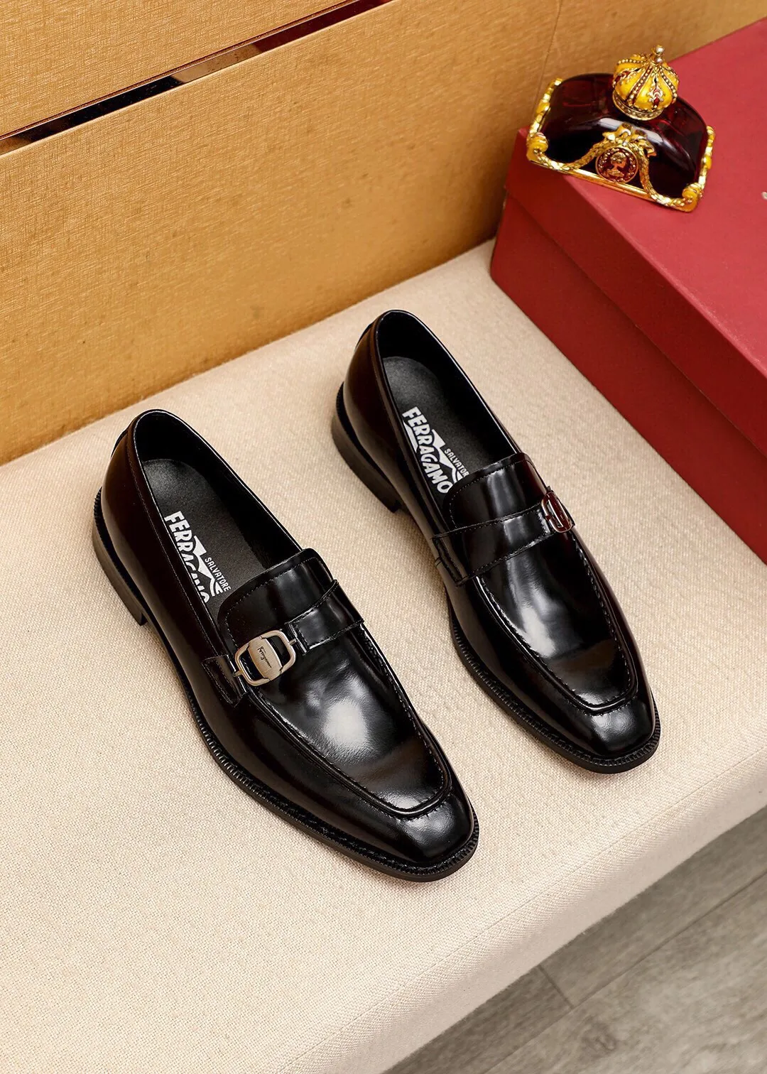 Men's shoes 💰400 💐 Product trademark: Ferragamo "Ferragamo" casual leather shoes Regular size: 39-44 (38.45.46🉑️Customized) Product materials: Selected imported open-edge beaded calfskin upper + classic hardware buckle, imported pig leather lining. Strong three-dimensional visual effect, non-slip and wear-resistant combination outsole Color: 1⃣️color optional
